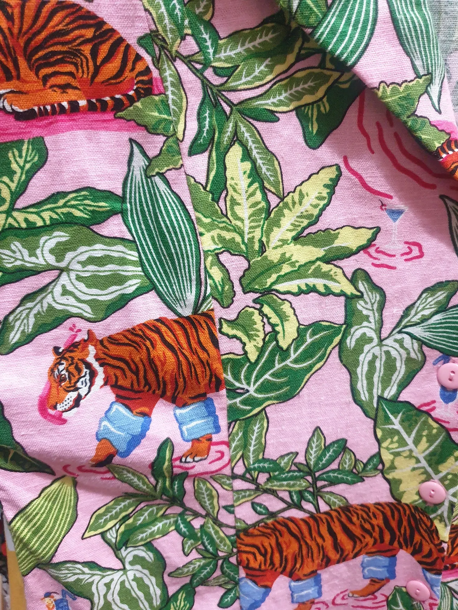 Revival vibrant cropped shirt size 10